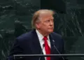 Trump insiste en promesa de cheques de 5 mil dólares