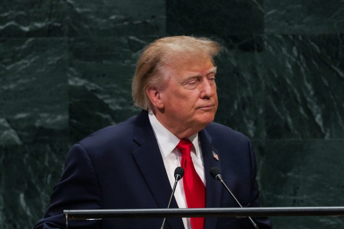 Trump insiste en promesa de cheques de 5 mil dólares