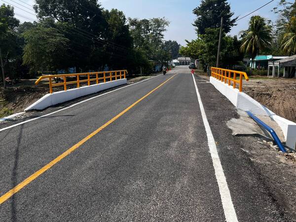 Inauguran obras carreteras por 8.7 mdp en Comalcalco